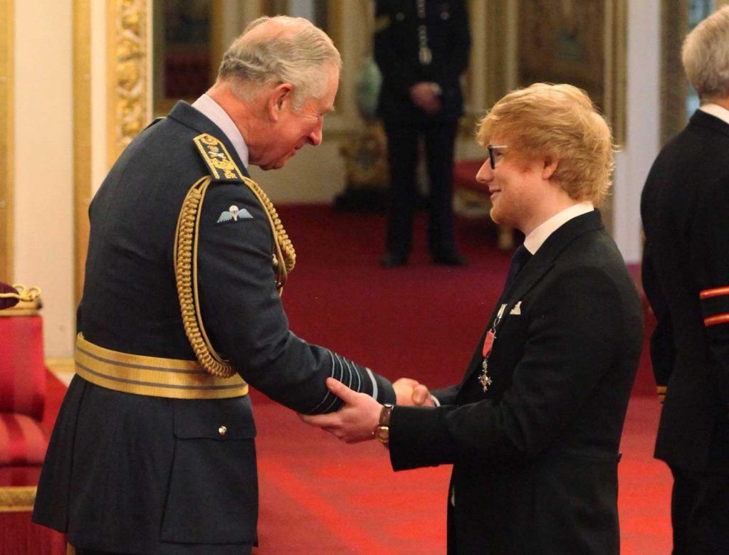 Принц Чарльз вручает Эду Ширану медаль Члена Ордена Британской Империи в Букингемском дворце в Лондоне.